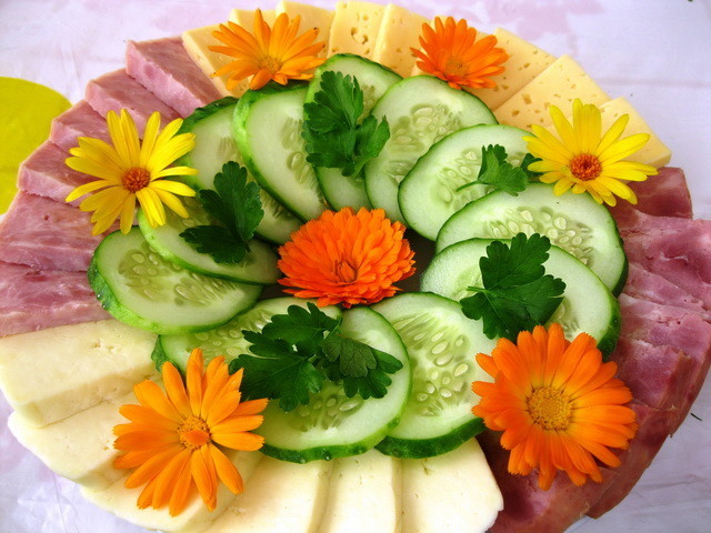 Приправьте цветками календулы салат - доставьте удовольствие себе и близким!