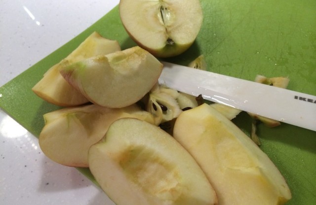 Чистим яблоки и режем на дольки