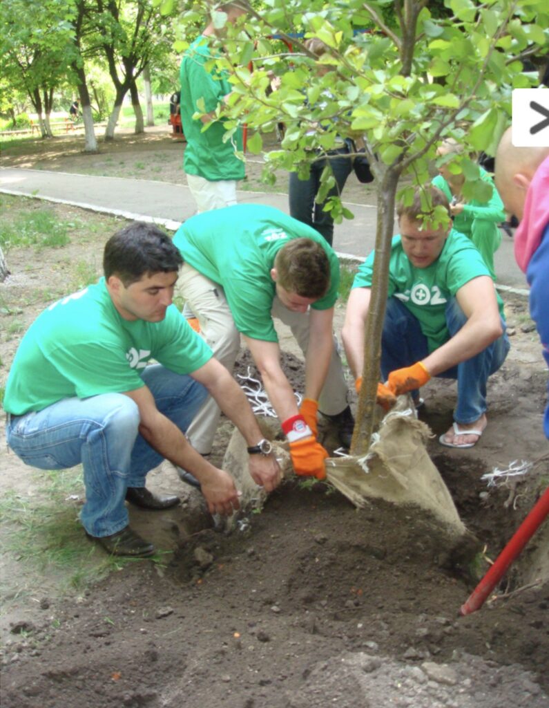 Влад Виннер (Щелчков) с детьми высаживает деревья в рамках проекта ЗОЗ