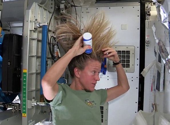 Так космонавты моют голову