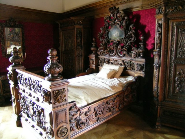 Старинная мебель в утонченной резьбой в спальне