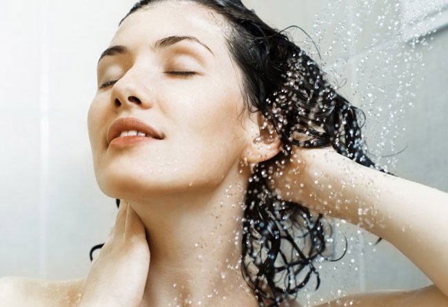 Правильно мыть голову: не используйте сильно горячую воду
