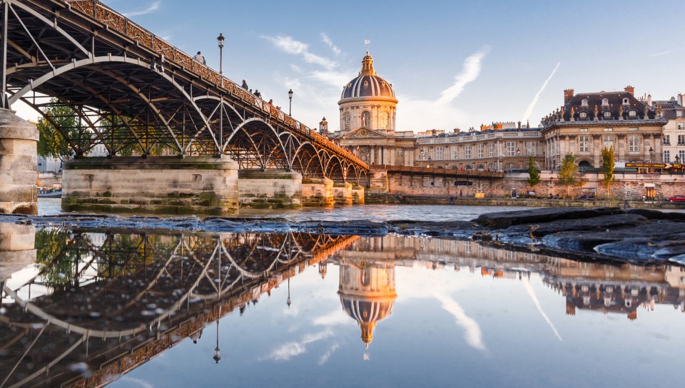 Мост Искусств соединяет Институт Франции и Луврский дворец
