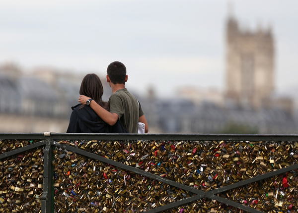В конце 20-го века влюбленные в знак своей любви начали вешать замки на перила, а ключи выбрасывать в Сену
