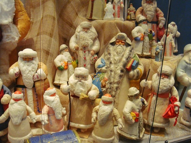 А эти Деды Морозы сделаны из ветоши в технике папье-маше