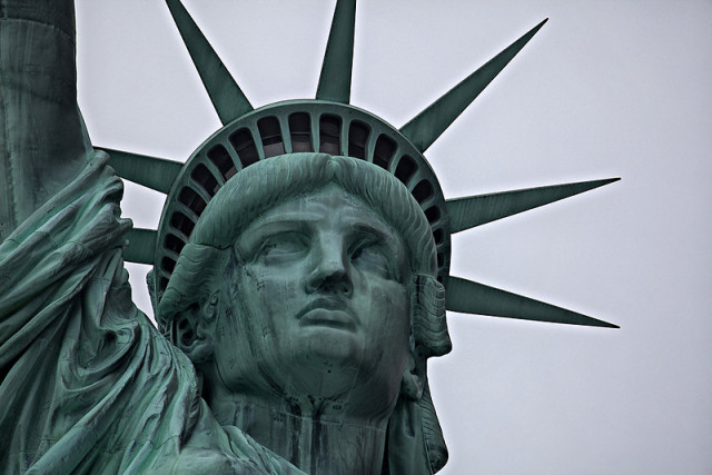 Свой нынешний цвет Статуя Свободы приобрела в результате окисления меди.