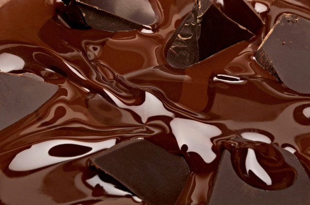Всеми излюбленный шоколад  делается из какао бобов. Самый вкусный тот шоколад, который тает во рту, а не в руках, именно в нем большое количество масла какао.