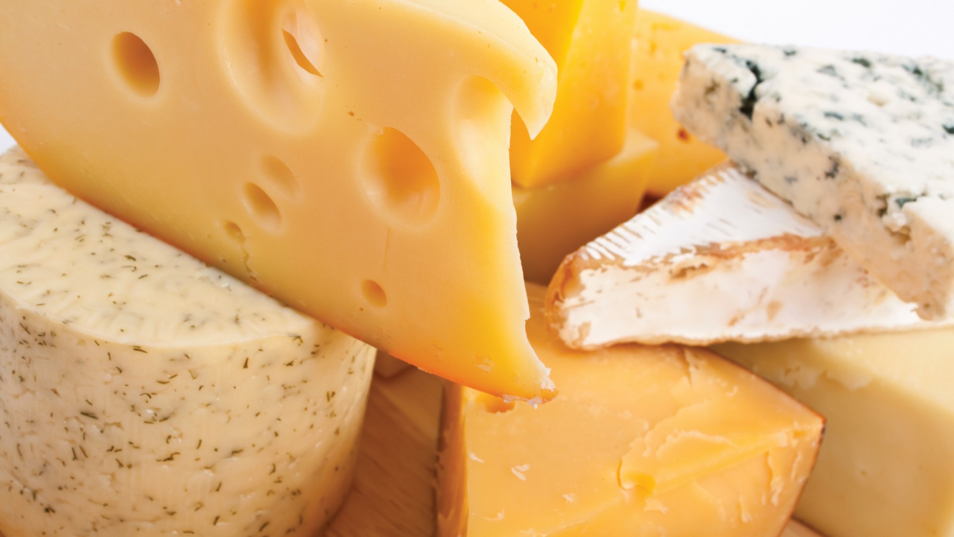В среднем в день каждый человек употребляет от 20 до 50 гр. сыра