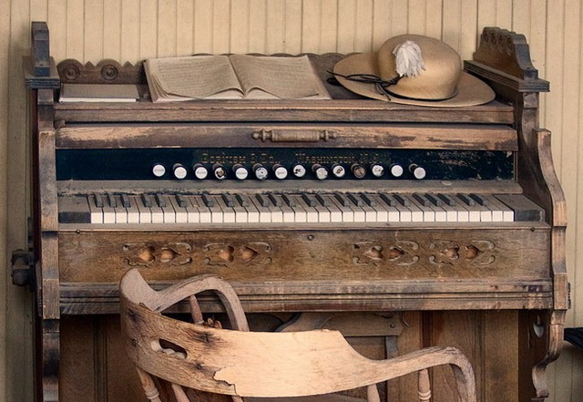 Обязательным сопровождением увеселений в салунах была игра на пианино
