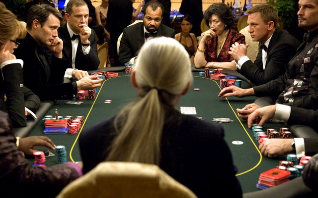 В покере вы играете против других игроков