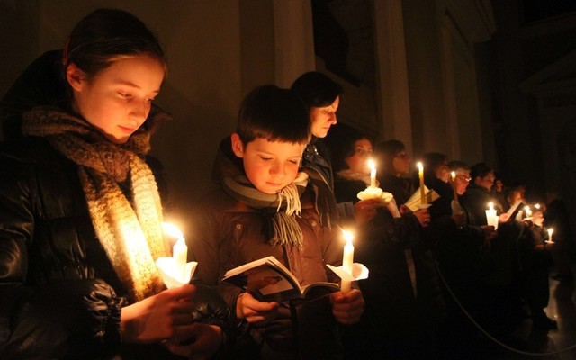 Свечи во время мессы в честь Навечерия Пасхи в храме .