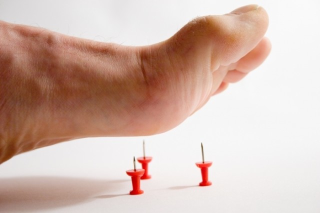 Боль и онемение пациент часто чувствует симметрично в обеих ногах с последующим постепенным прогрессированием.