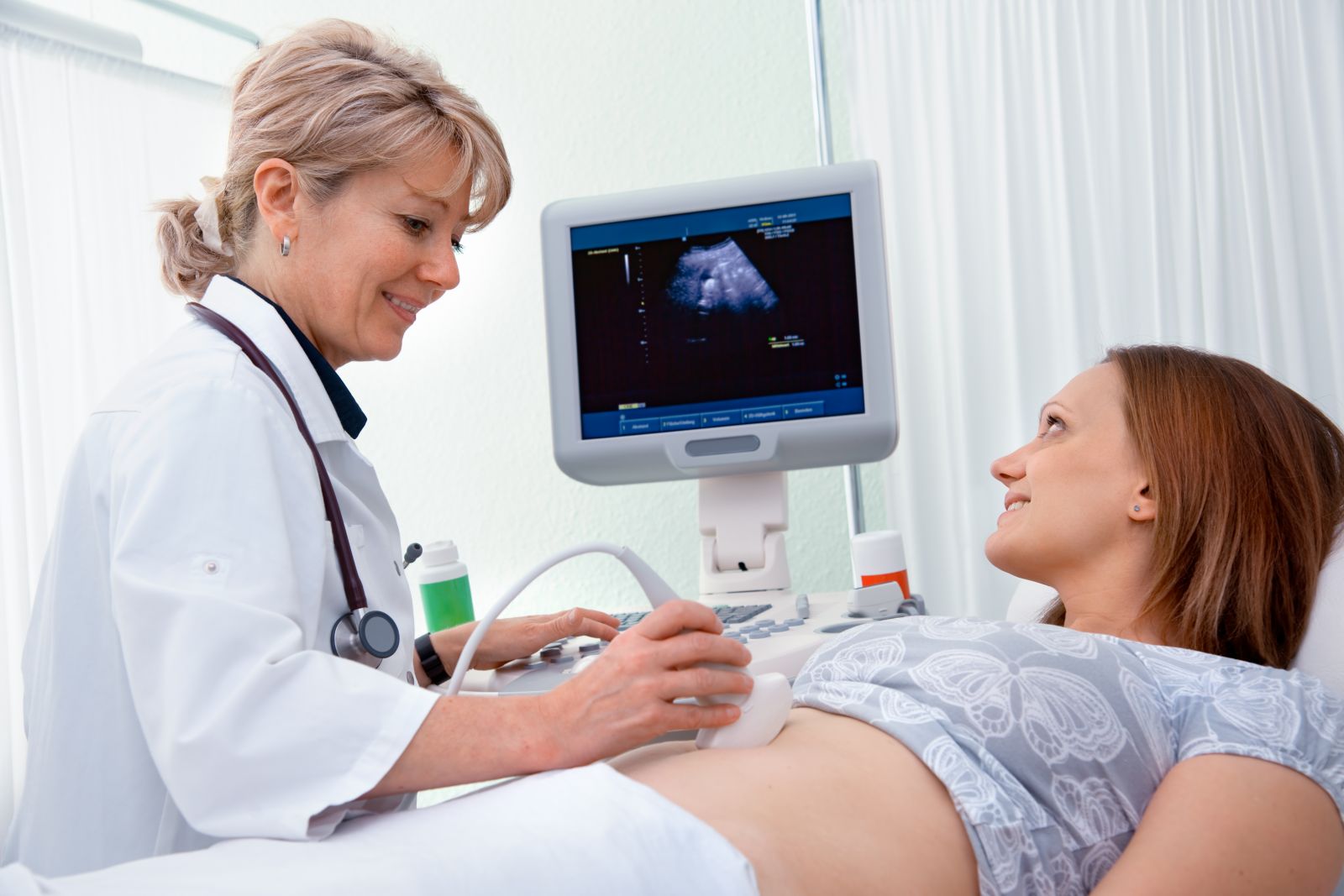 Врач-гинеколог может определить срок беременности при помощи УЗИ