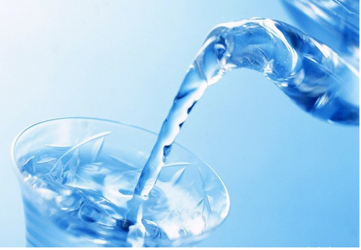 Медики рекомендуют запивать сорбенты одним стаканом чистой воды