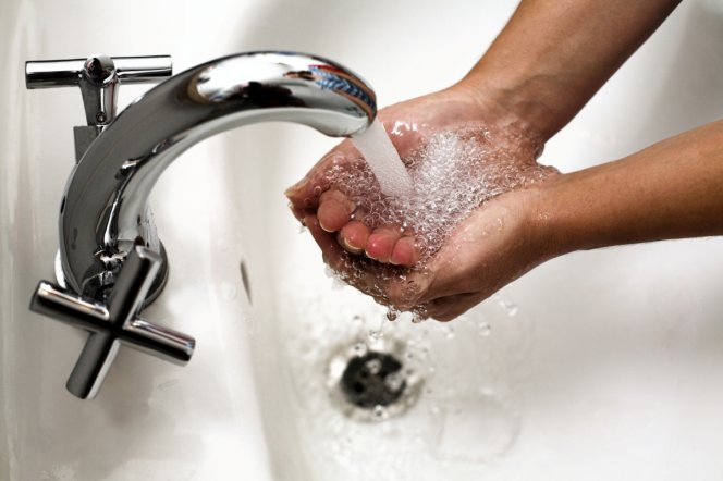 Плохо вымытые руки могут быть одной из причин заражения кишечным возбудителем