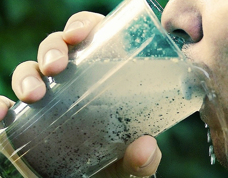 Попадание в организм человека загрязненной воды  вызывает пищевое отравление
