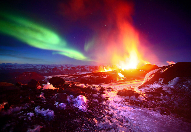 Северное сияние над пеплом от вулкана Эйяфьядлайёкюдль в Исландии