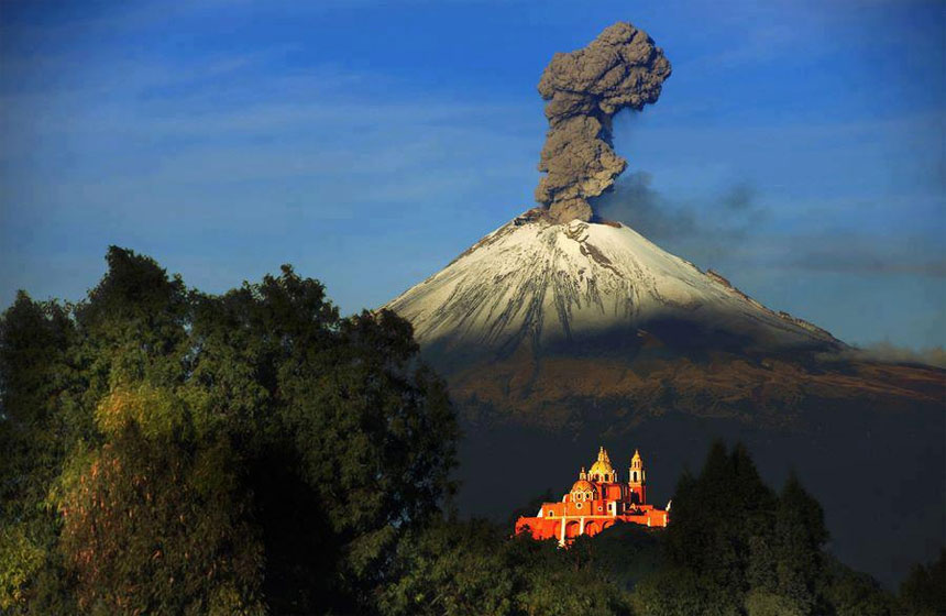 Вулкан Попокатепетль — вторая центральноамериканская вершина, после Орисабы. Это один из наиболее действующих вулканов в Мексике