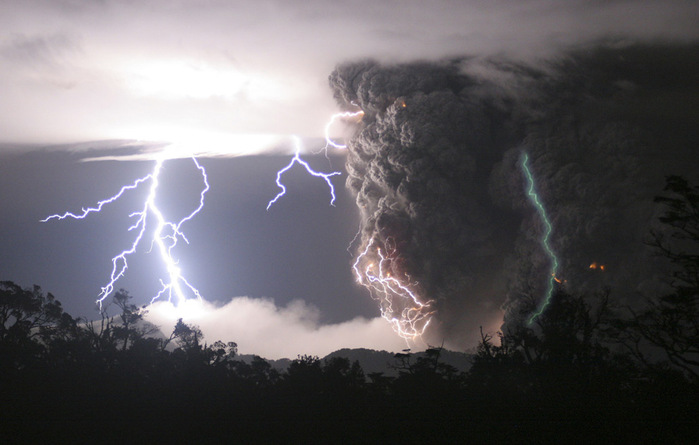 Разряды молний над и вокруг вулкана Чайтен. Снимок выполнен с расстояния в 30 километров