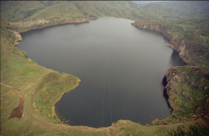 В Камеруне на границе с Рваной и Демократической Республикой Конго расположены 3 угрожающих озера: Ниос, Монун и Киву
