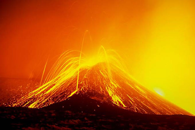 ... фантастические языки пламени, напоминающие вспышки молний, только намного большие» – так описывал извержение Везувия Плиний Младший