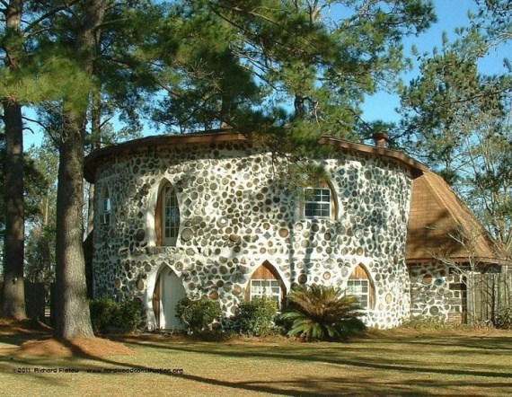 Дом был построен в Грузии в начале 70-х годов кипариса
