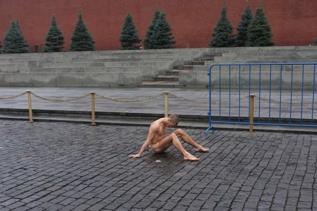 Художник пригвоздил себя к кремлевской площади в знак протеста