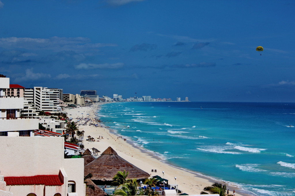 Вдоль Карибского моря расположился известный многим популярный курорт Канкун.