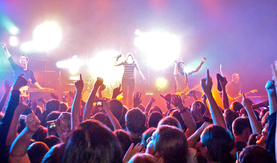 Громкий звук на концертах тоже может портить слух