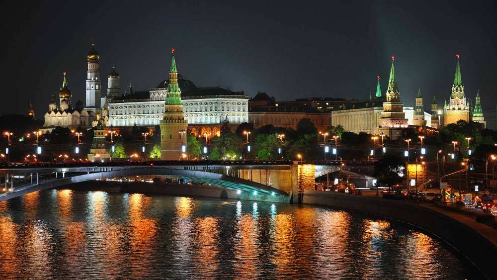 Ночной  могучий Кремль.