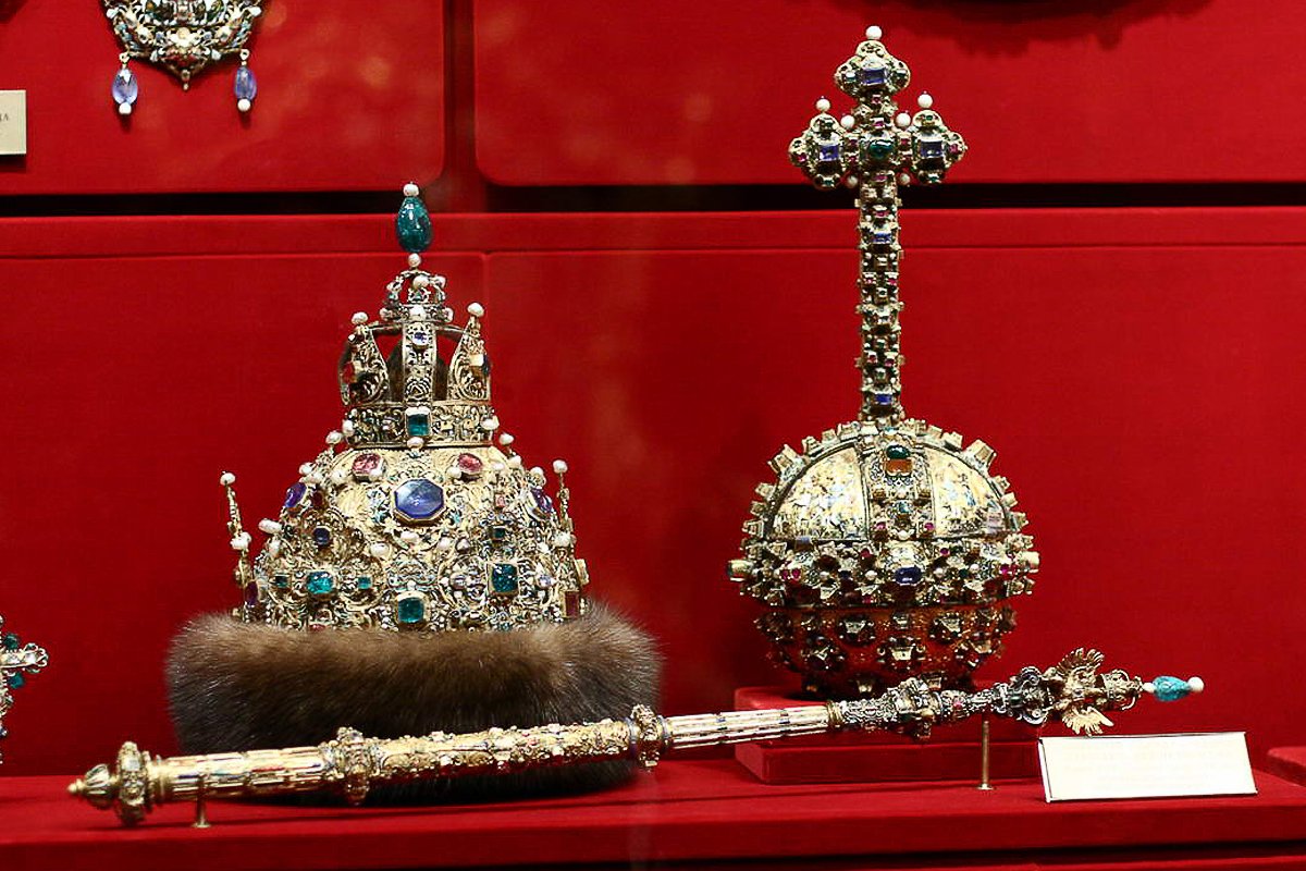 Посетив выставку Алмазный фонд в Кремле, и вы увидите атрибуты царской власти.