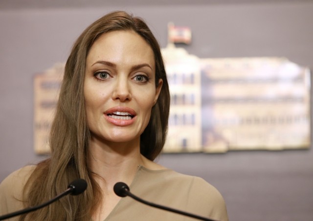 Анджелина Джоли произносит речь на пресс-конференции в правительственном дворце, Бейрут, Ливан