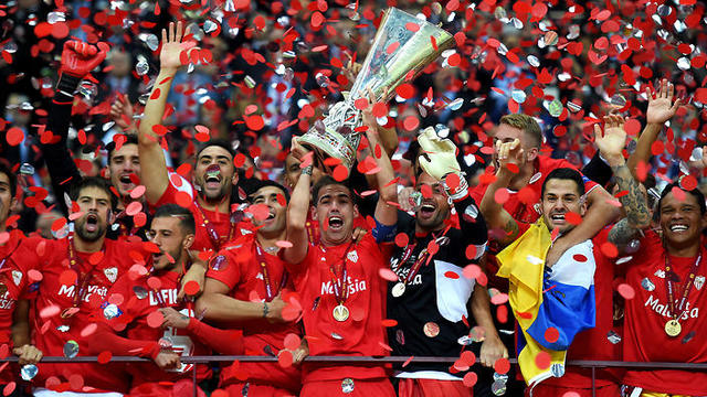 Трофей Лиги Европы в руках победителей