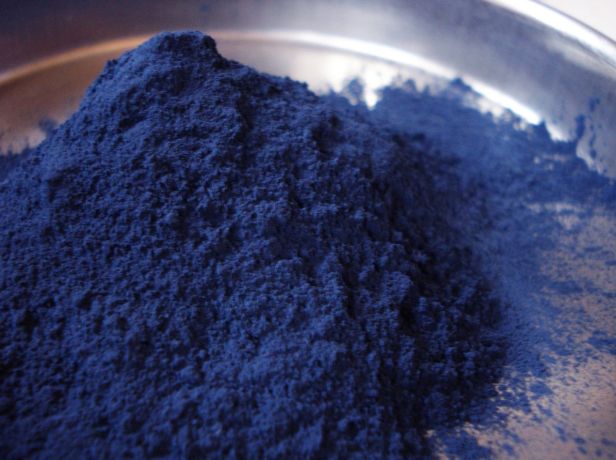 Индигокармин – единственный разрешенный синий краситель. Им, также, красят джинсы…