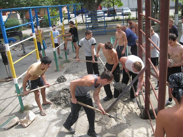  Но «Street Workout Ukraine» строит специальные площадки по всей стране.