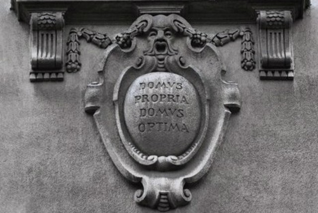 Латинские надписи на фасаде "Сен-Жермен" 