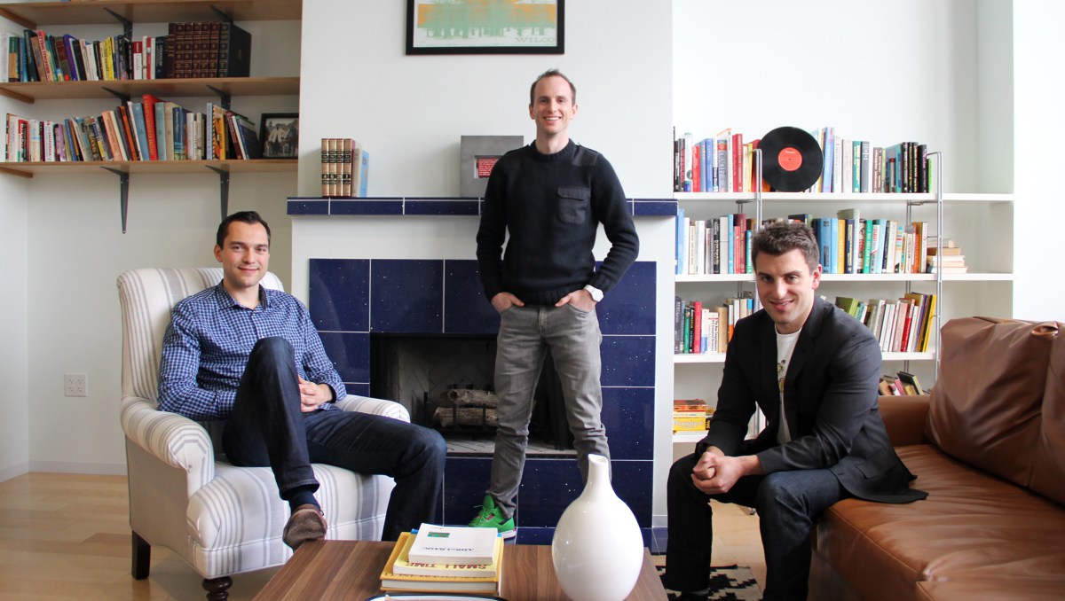 Брайане Чески, Джо Геббиа и Нэйтане Блечарзике, основатели компании Airbnb