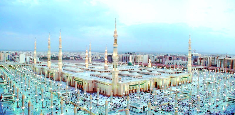 Белая и старинная Мечеть Пророка в Медине.