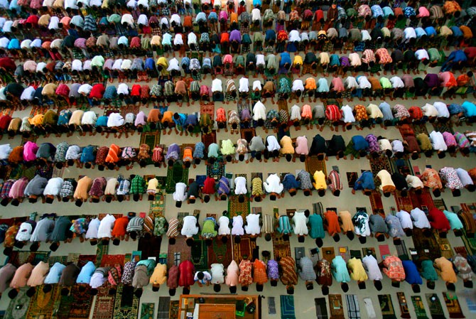 Молящиеся в мечете.