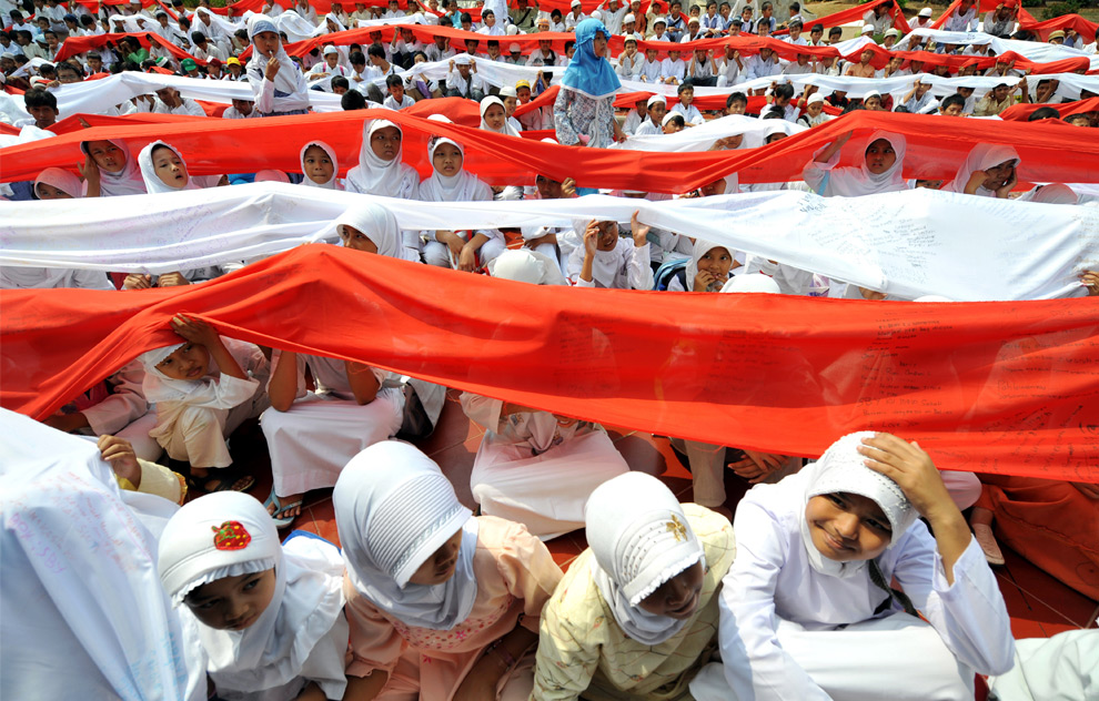 Мусульмане - основная вера в Индонезии является Ислам.