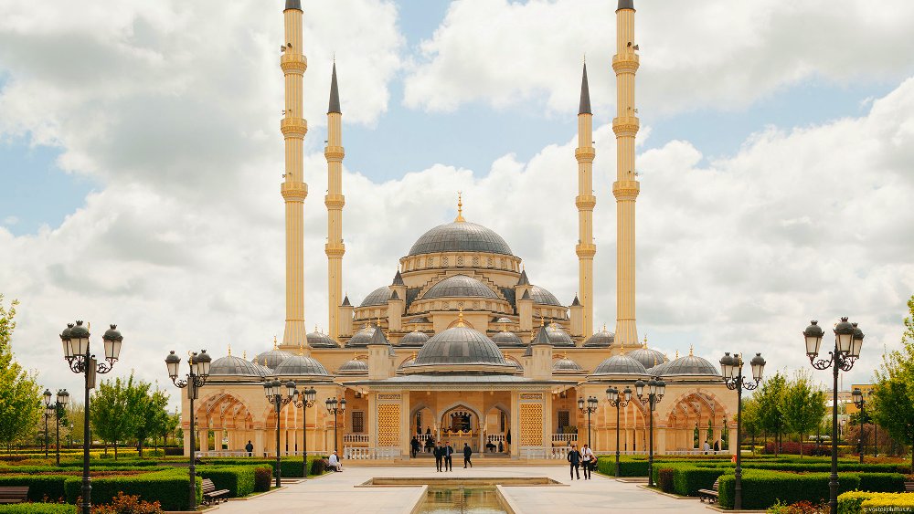 Современная мечеть Чечни тоже не отстает от своих родственников.
