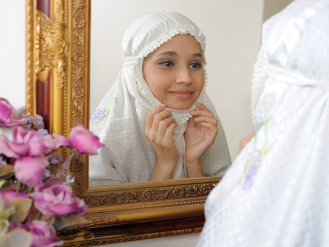 С самого детства девочки носят хиджаб
