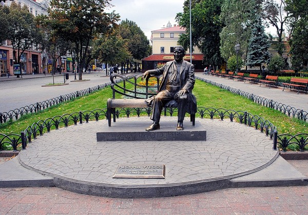     Памятник певцу Леониду Утесову
