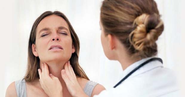 Выпадения и ломкость волос -  один из симптомов заболевания щитовидной железы
