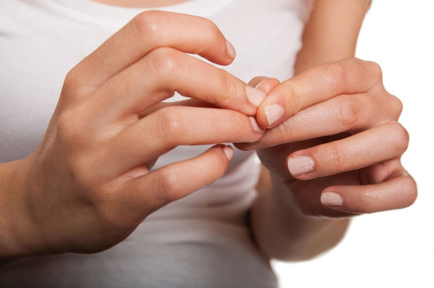 Ломкость ногтей - это один из симптомов данного недуга