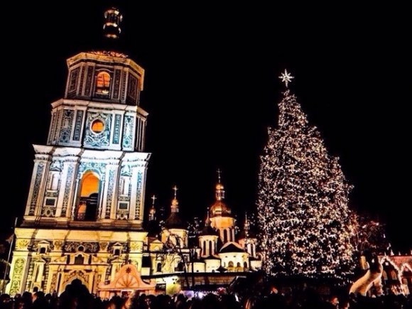 Киевляне довольны переездом главного новогоднего символа на новое место