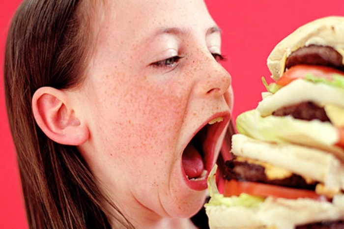 Жирная еда усугубляет течение заболевания.