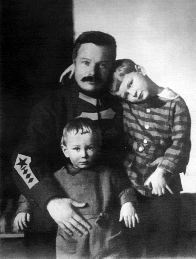 Михаил Фрунзе с детьми