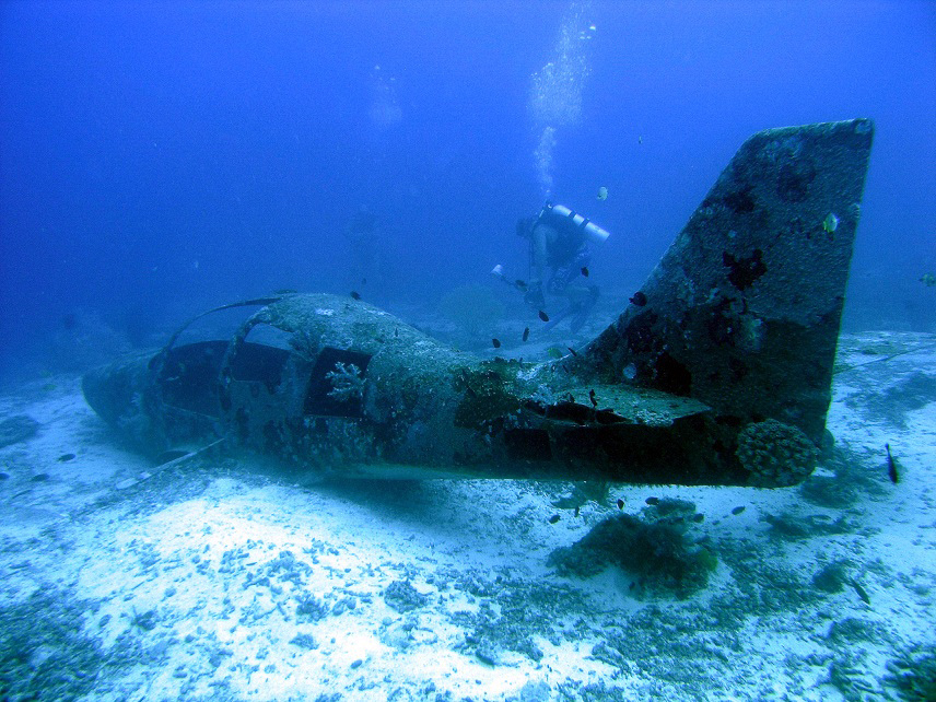 Затонувший самолет в Филиппинских рифах