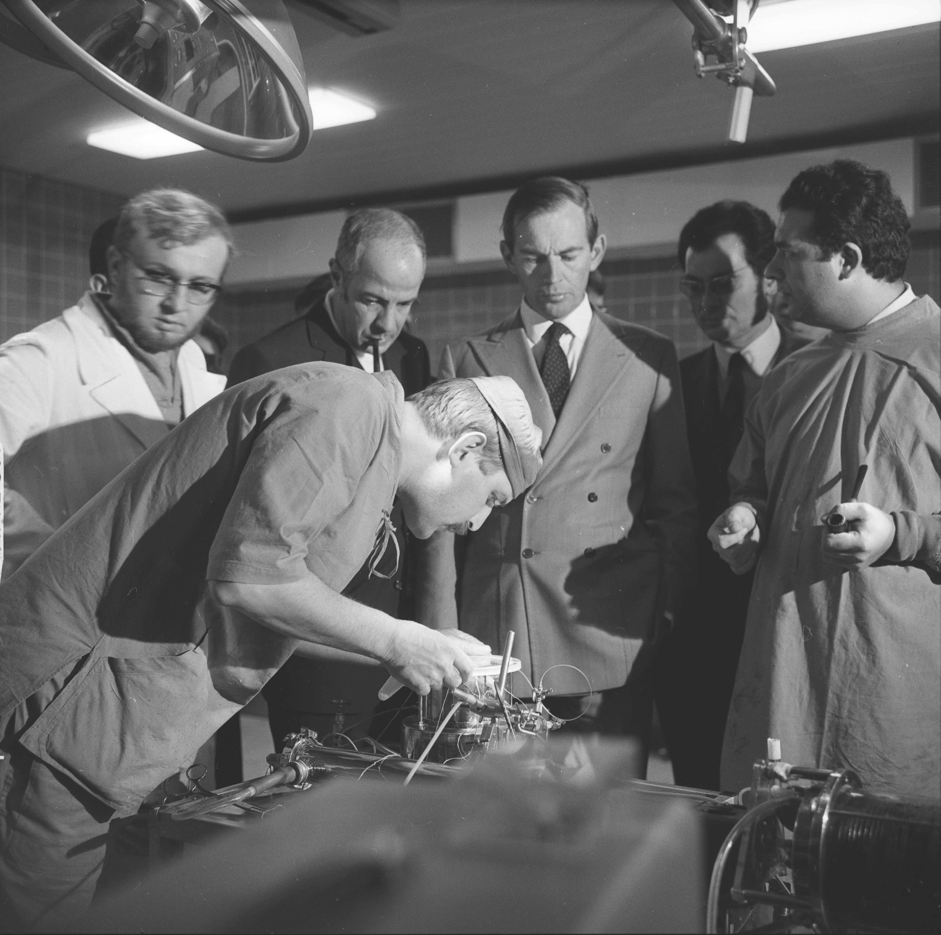 А вот первая пересадка человеческого сердца произошла в 1967г. Кристианом Барнардом. Сердце 25летнего парня, погибшего в автокатастрофе было пересажено 57летнему пациенту, но он прожил 18 дней и умер от пневмонии.